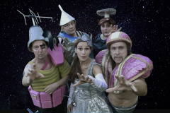 2026_SFS_PerAnhalterdurchdieGalaxis_DramatischeBuehneFrankfurt2
